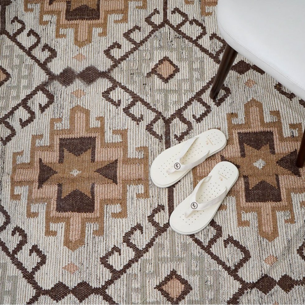 Alfombra kilim beige antigua de estilo vintage