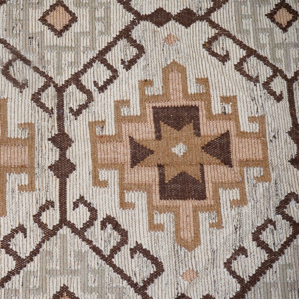 Alfombra kilim beige antigua de estilo vintage