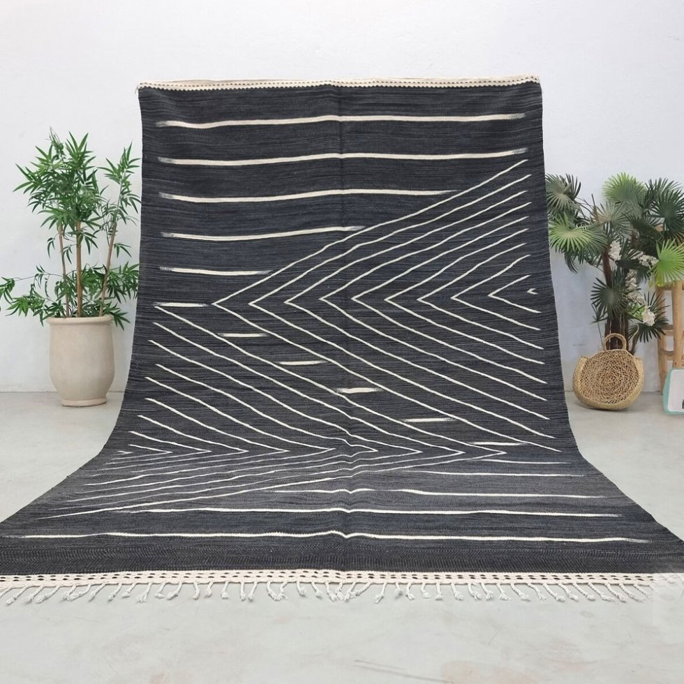 Alfombra bereber kilim negra de tejido plano