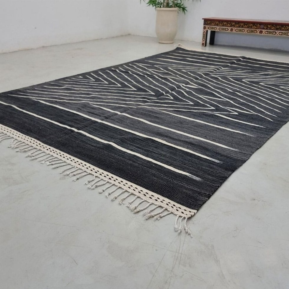 Alfombra bereber kilim negra de tejido plano