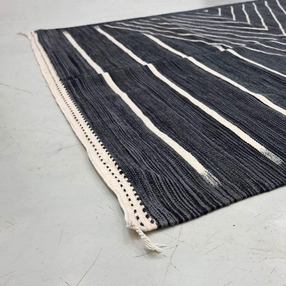 Alfombra bereber kilim negra de tejido plano