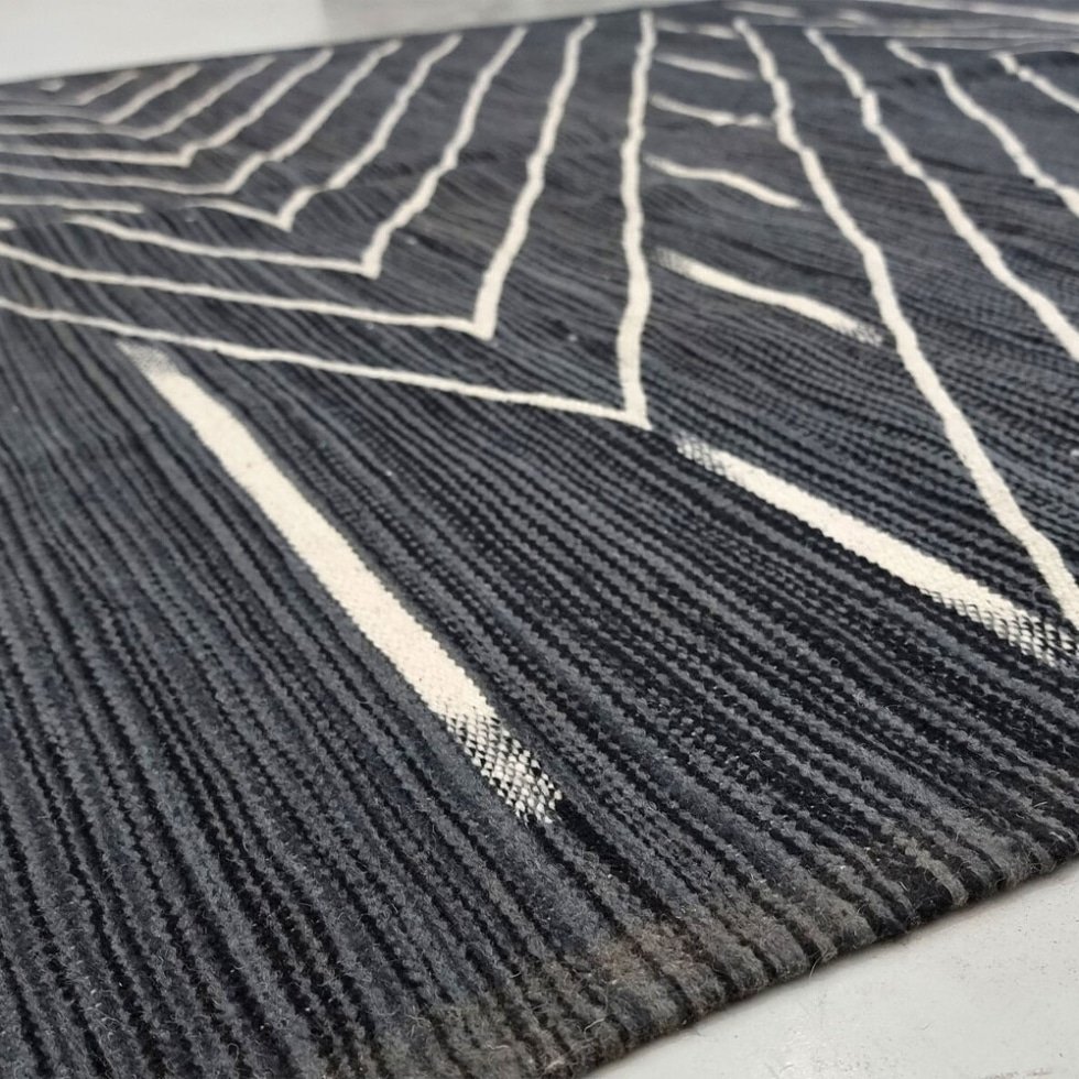 Alfombra bereber kilim negra de tejido plano