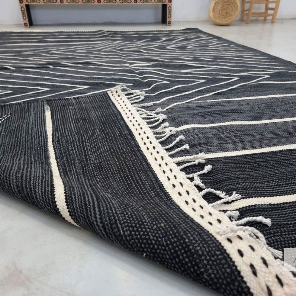 Alfombra bereber kilim negra de tejido plano