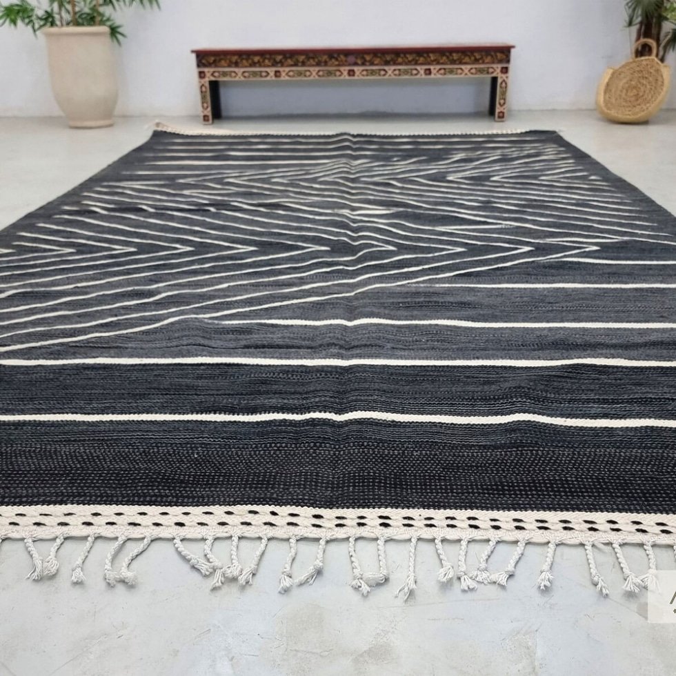 Alfombra bereber kilim negra de tejido plano