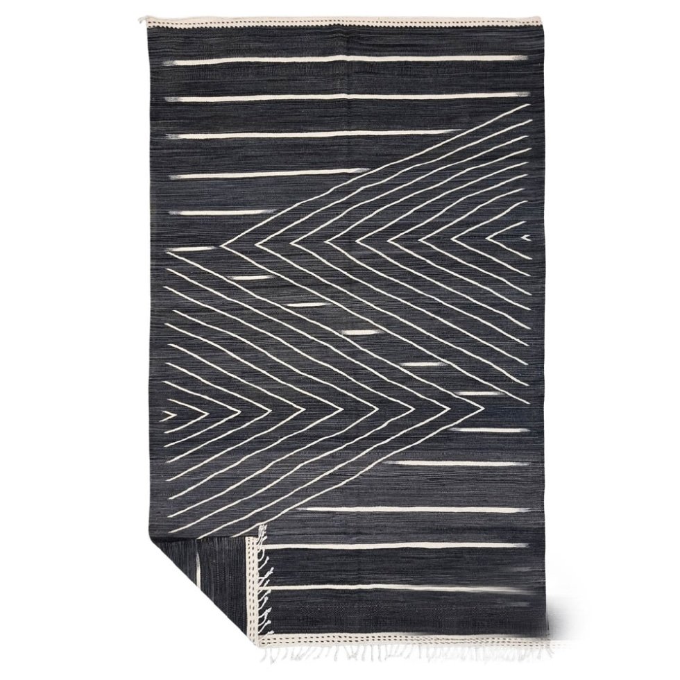 Alfombra bereber kilim negra de tejido plano