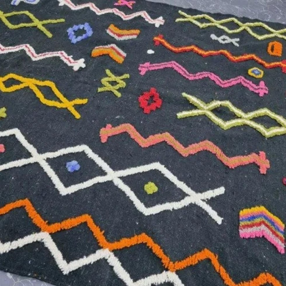 Alfombra kilim bereber tribal negra