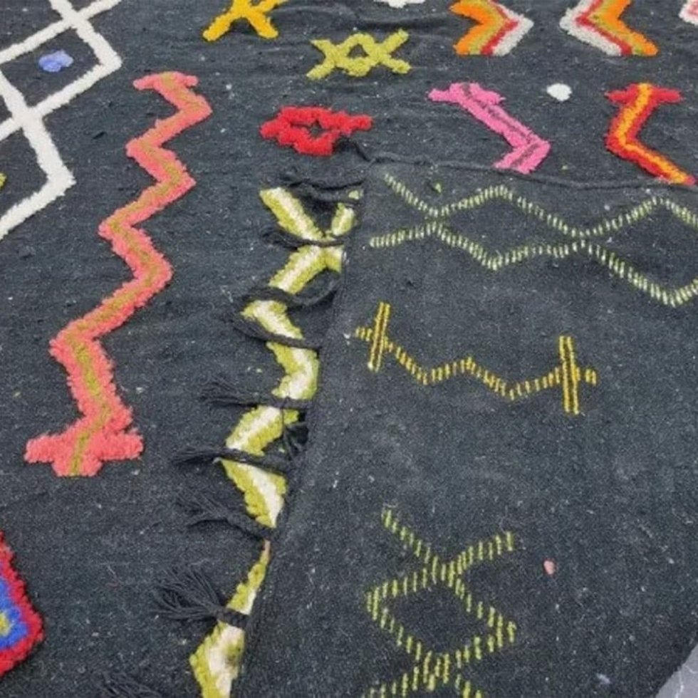 Alfombra kilim bereber tribal negra