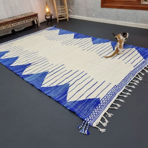 Alfombra bereber kilim azul y blanca