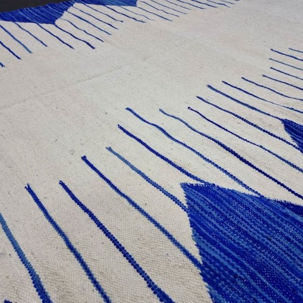 Alfombra bereber kilim azul y blanca - Imagen 8