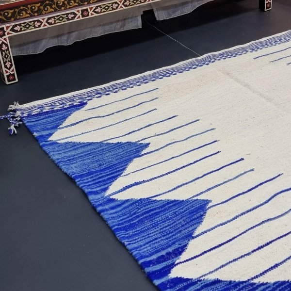 Alfombra bereber kilim azul y blanca