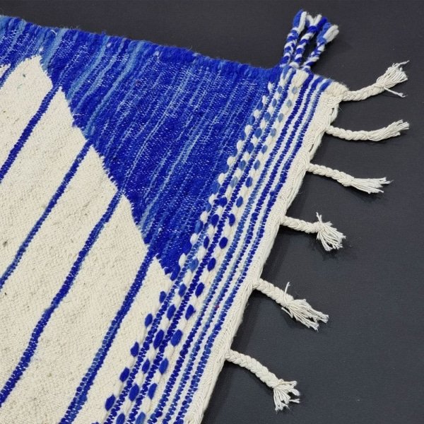 Alfombra bereber kilim azul y blanca