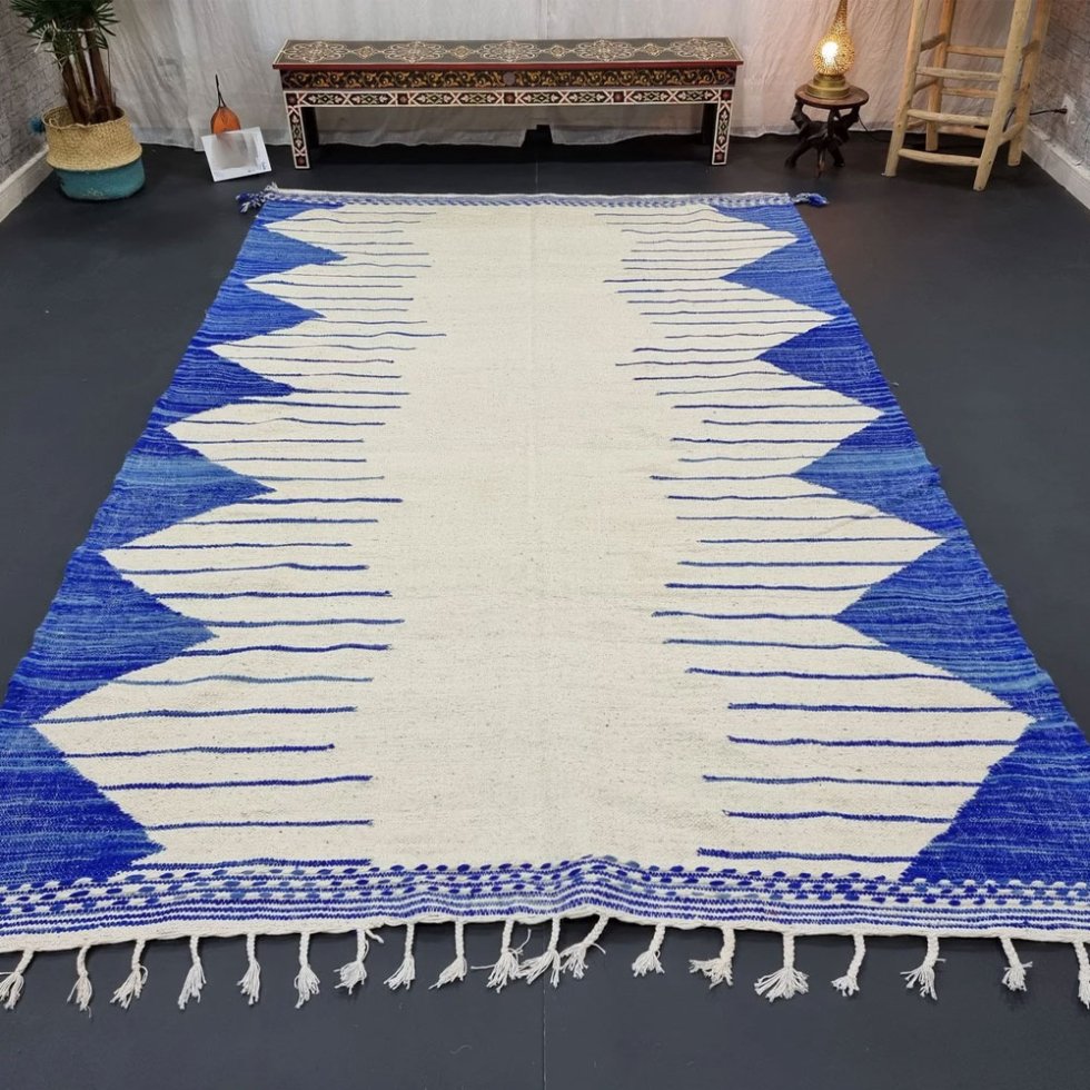 Alfombra bereber kilim azul y blanca