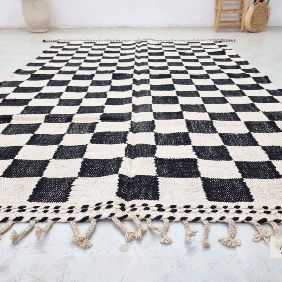 Alfombra kilim marroquí a cuadros blancos y negros