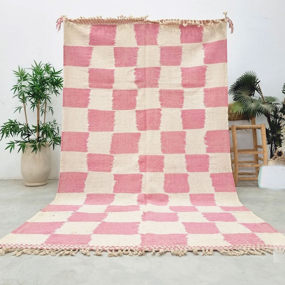 Alfombra kilim marroquí rosa y blanca a cuadros