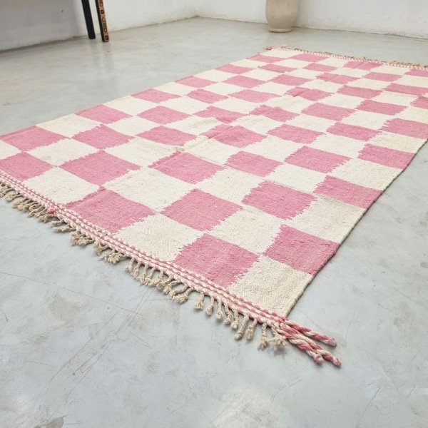 Alfombra kilim marroquí rosa y blanca a cuadros