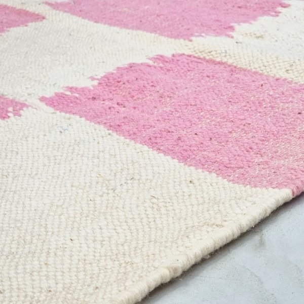 Alfombra kilim marroquí rosa y blanca a cuadros