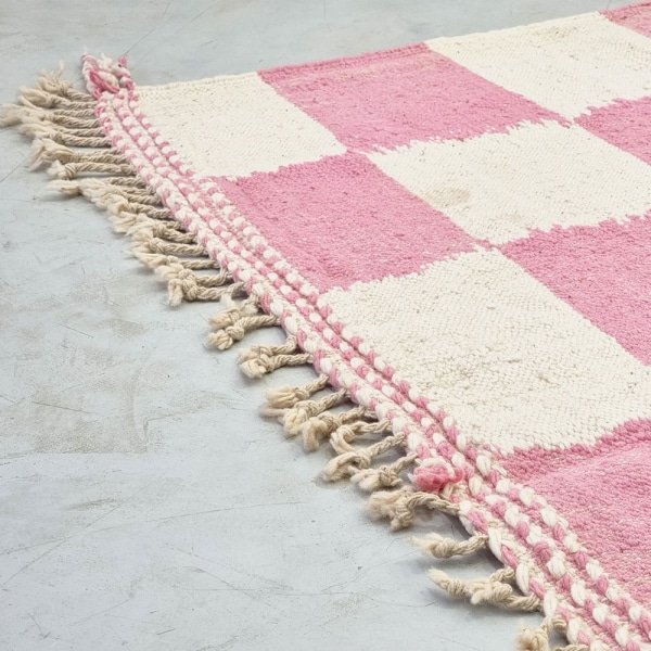 Alfombra kilim marroquí rosa y blanca a cuadros