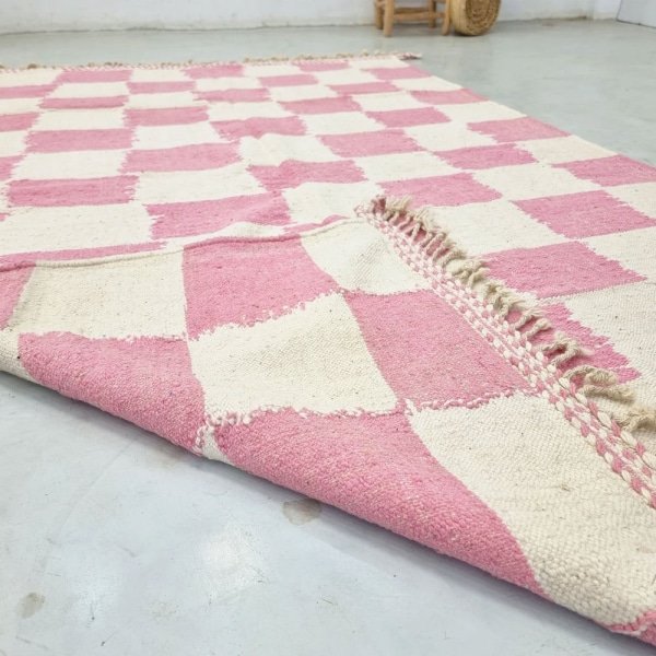 Alfombra kilim marroquí rosa y blanca a cuadros
