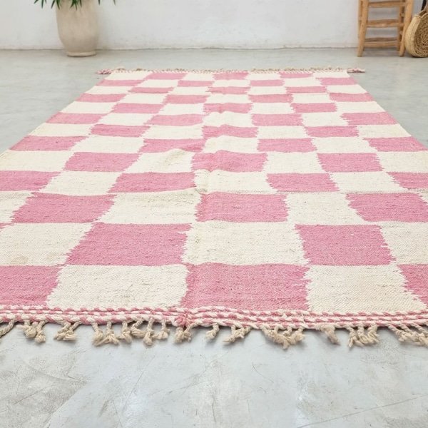 Alfombra kilim marroquí rosa y blanca a cuadros