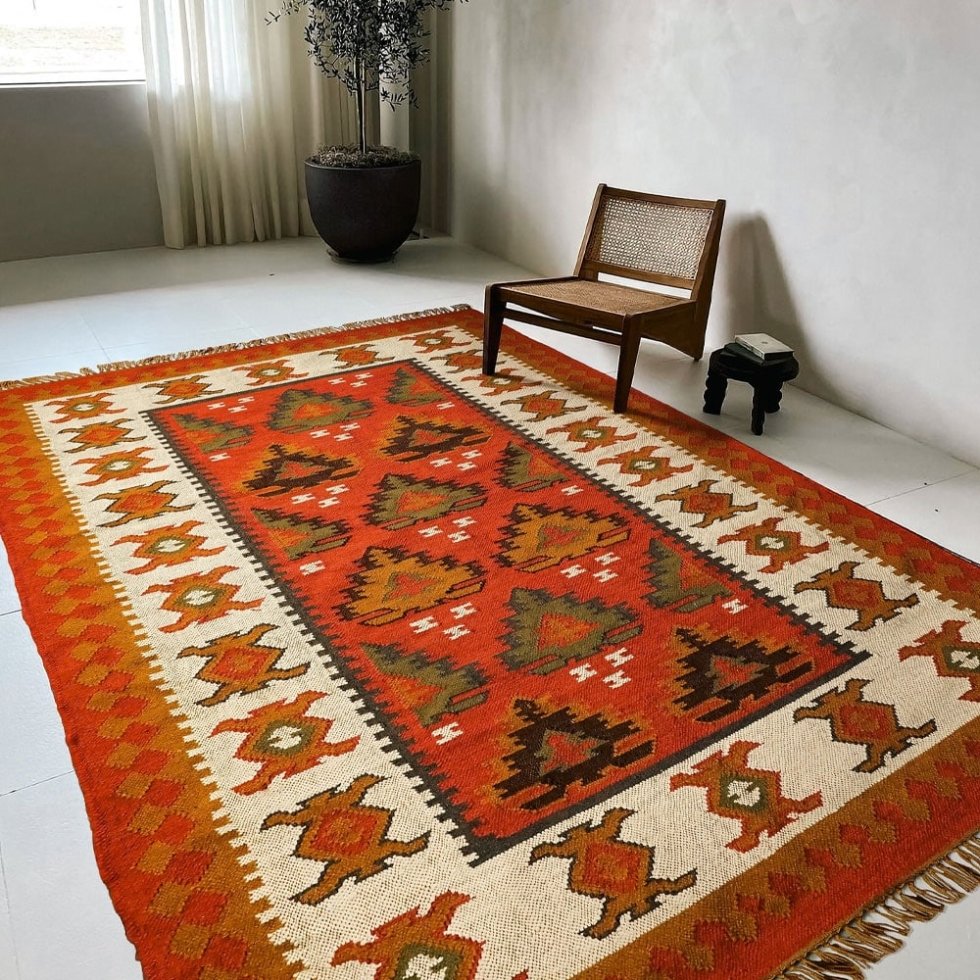 Alfombra kilim india de inspiración navideña