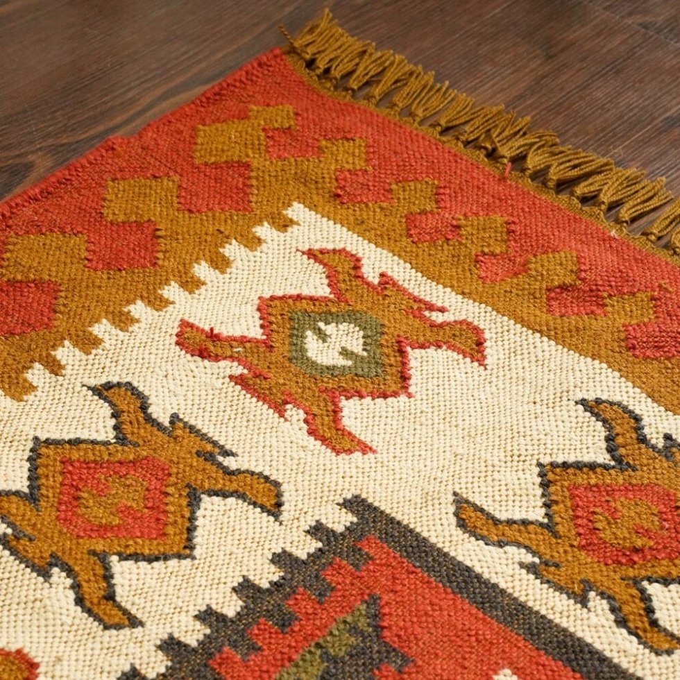 Alfombra kilim india de inspiración navideña