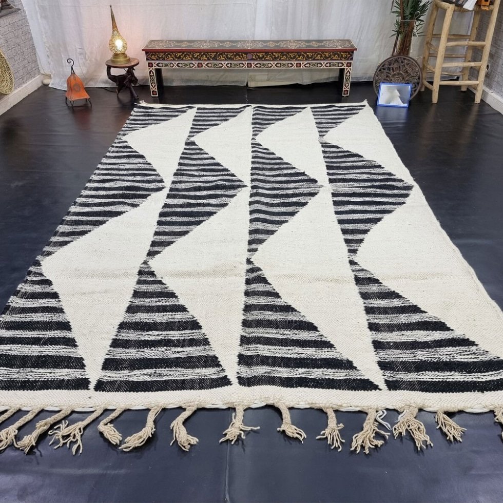 Alfombra bereber kilim geométrica en blanco y negro
