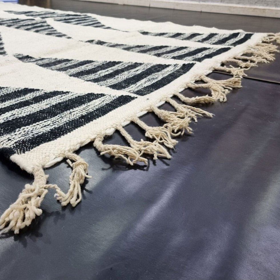 Alfombra bereber kilim geométrica en blanco y negro