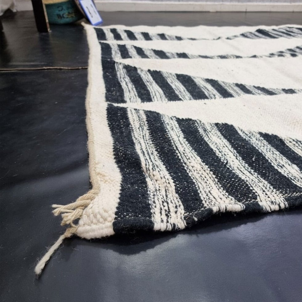 Alfombra bereber kilim geométrica en blanco y negro