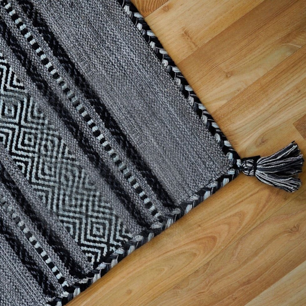 Alfombra kilim moderna negra hecha a mano