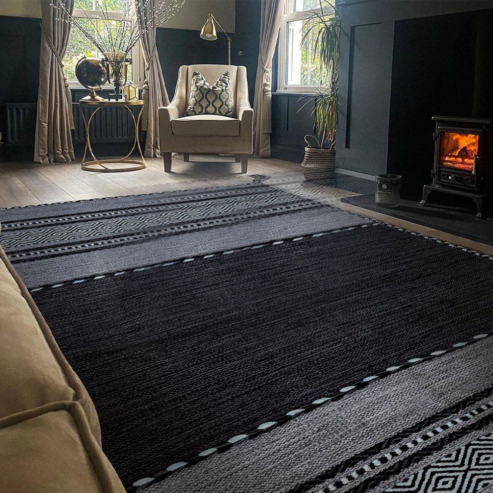 Alfombra kilim moderna negra hecha a mano