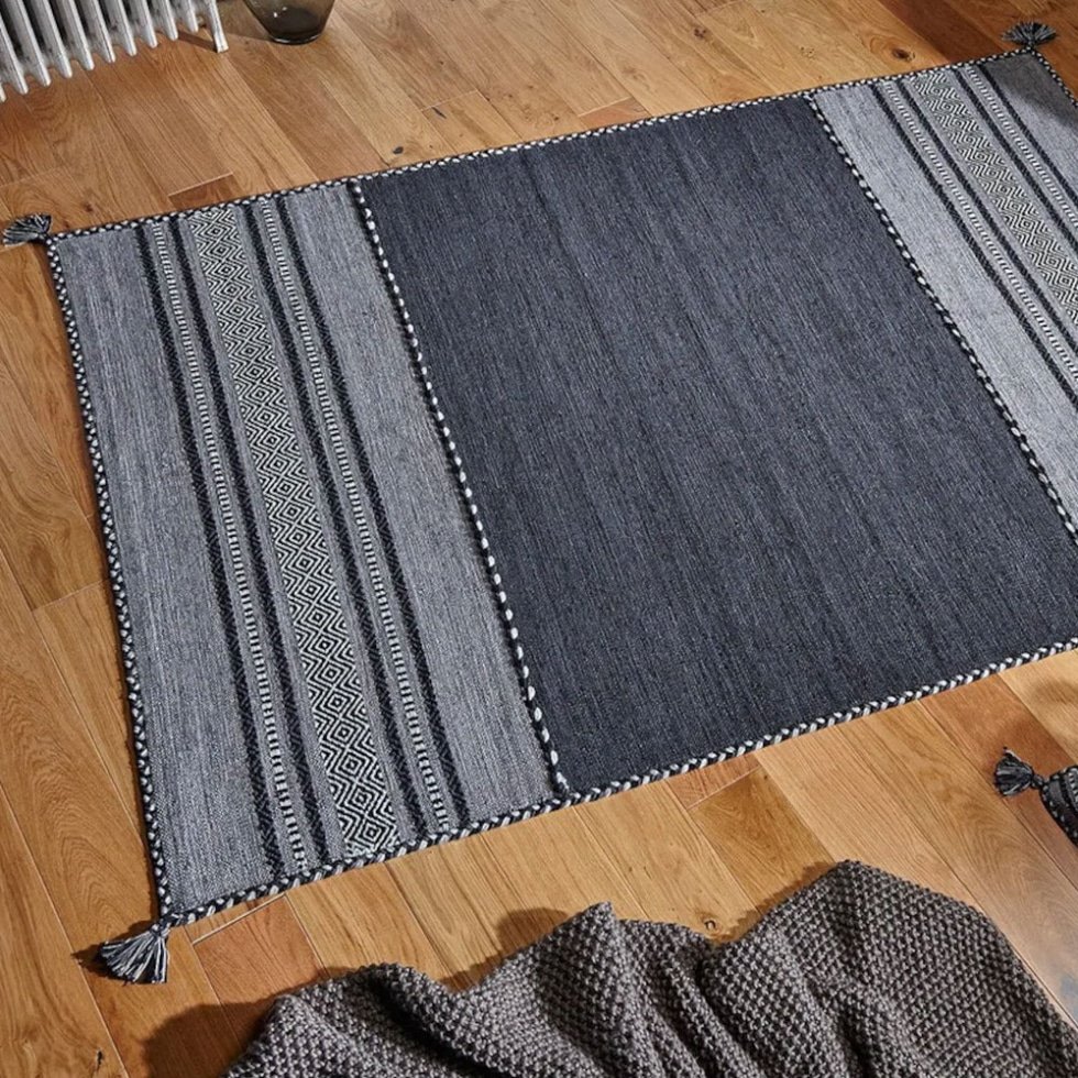 Alfombra kilim moderna negra hecha a mano