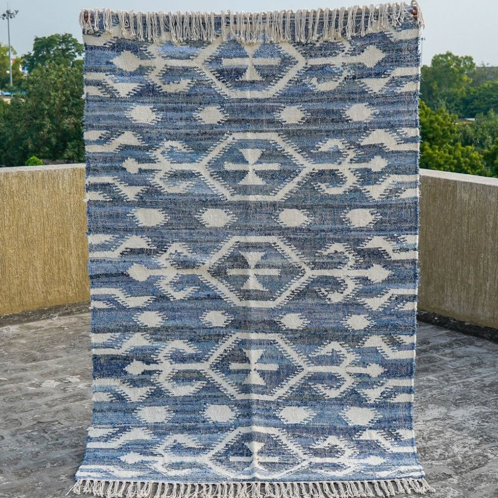 Alfombra kilim azul de diseño clásico hecha a mano