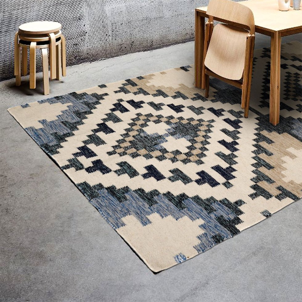 Alfombra kilim azul y beige de estilo moderno