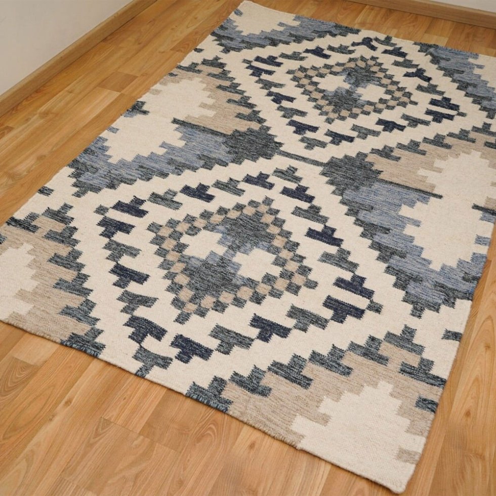 Alfombra kilim azul y beige de estilo moderno