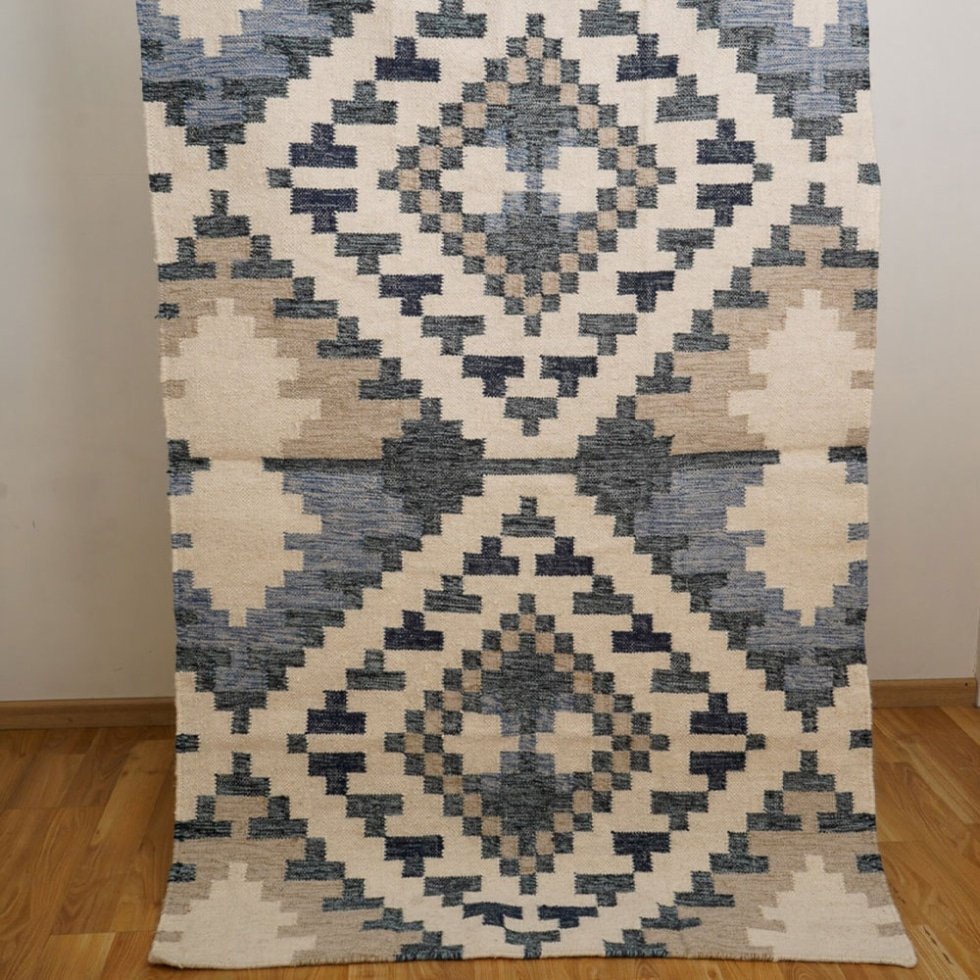 Alfombra kilim azul y beige de estilo moderno