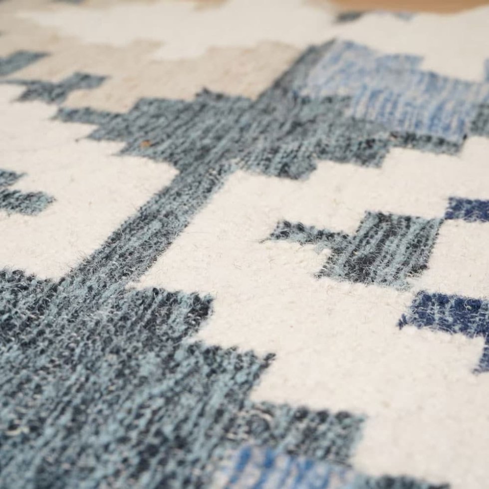 Alfombra kilim azul y beige de estilo moderno