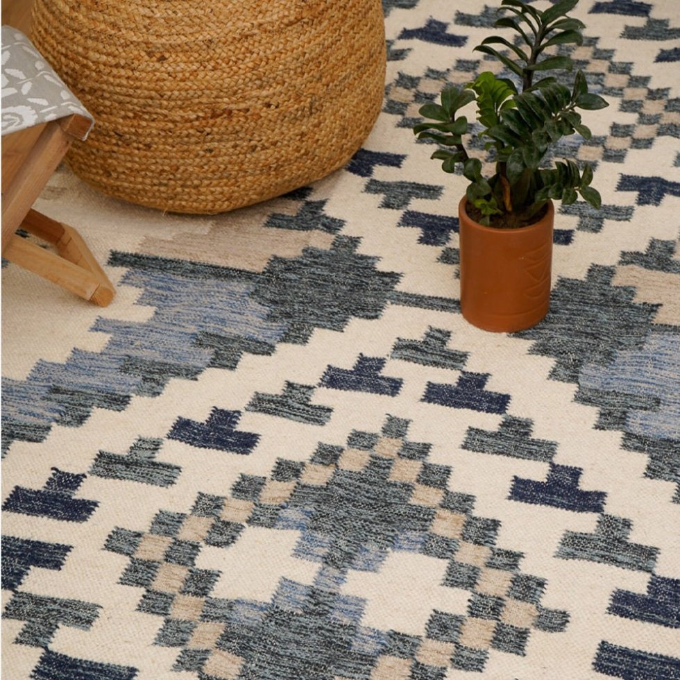 Alfombra kilim azul y beige de estilo moderno