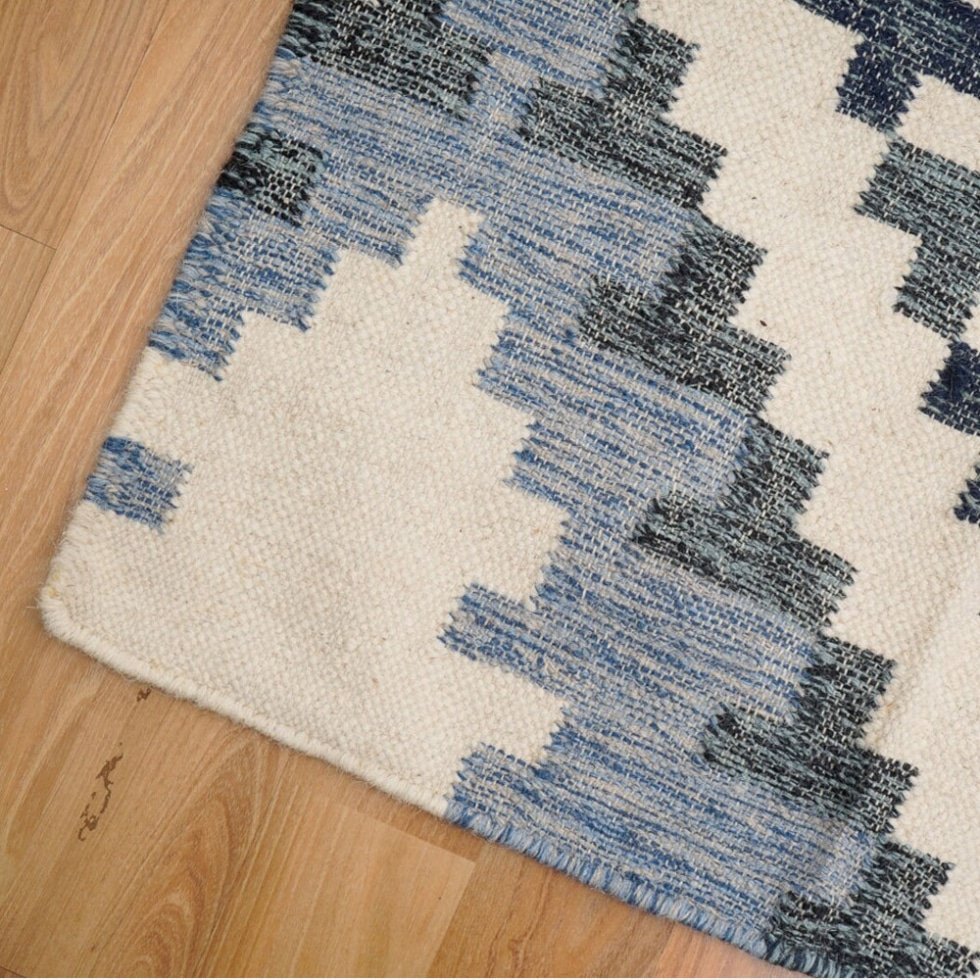 Alfombra kilim azul y beige de estilo moderno