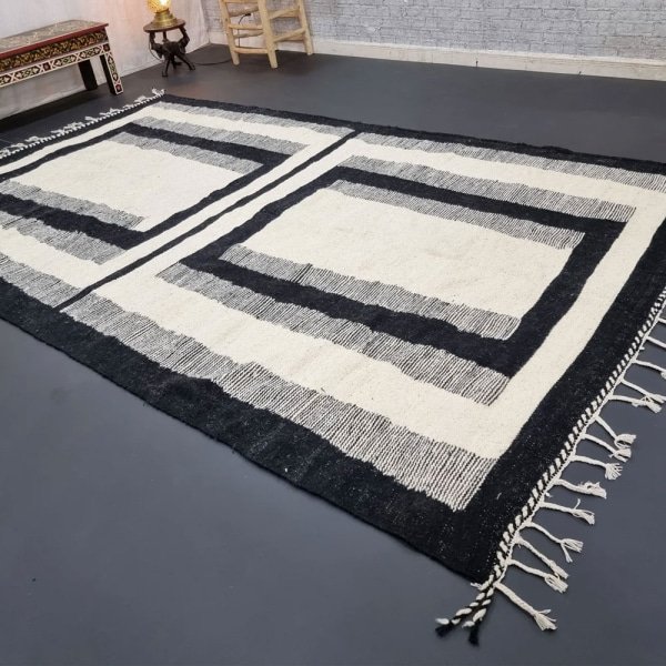 Alfombra kilim natural en blanco y negro