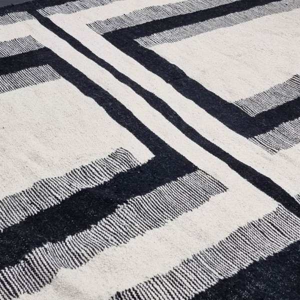 Alfombra kilim natural en blanco y negro
