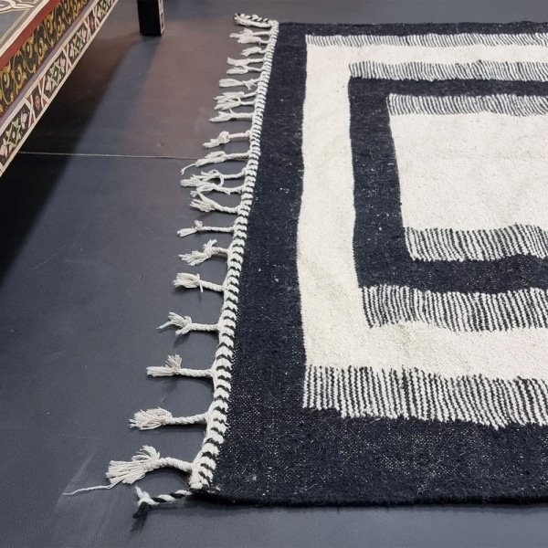 Alfombra kilim natural en blanco y negro