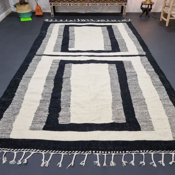 Alfombra kilim natural en blanco y negro