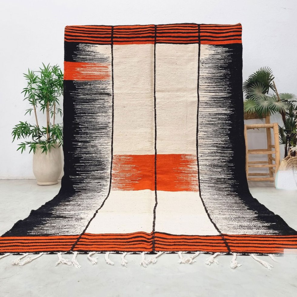 Alfombra Kilim naranja y negra de tejido plano