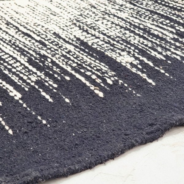 Alfombra Kilim naranja y negra de tejido plano
