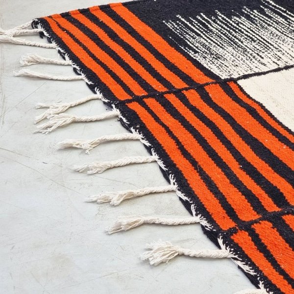 Alfombra Kilim naranja y negra de tejido plano