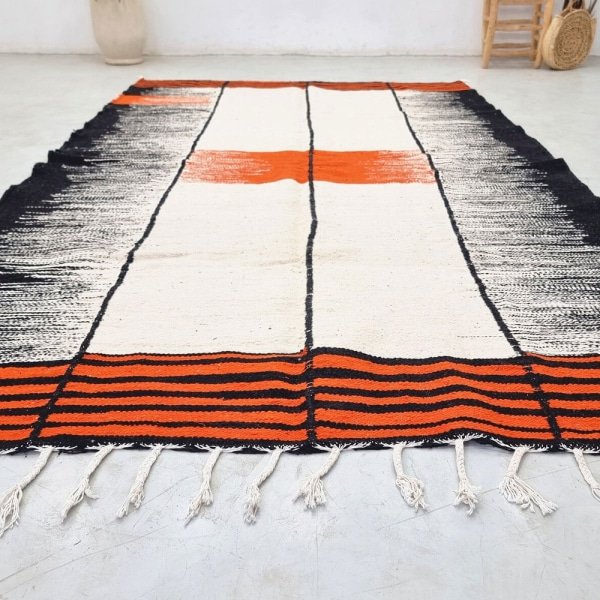 Alfombra Kilim naranja y negra de tejido plano