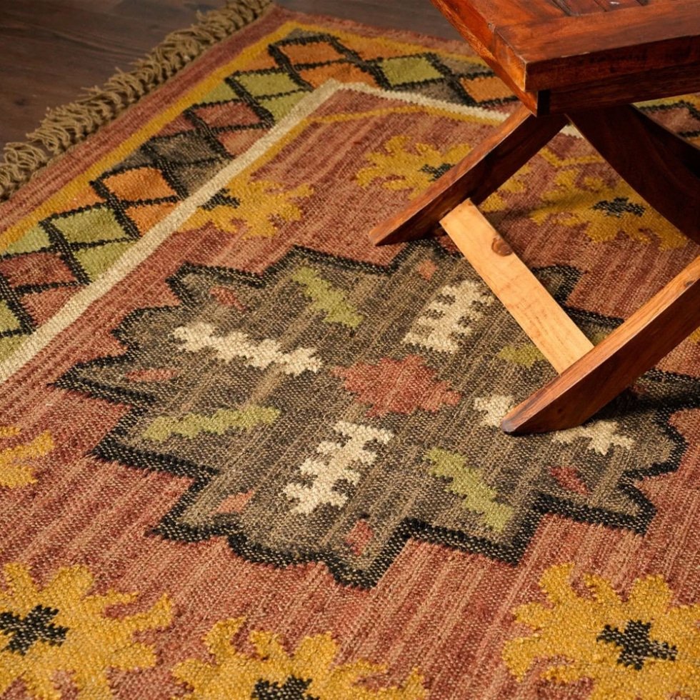 Alfombra kilim roja desteñida de estilo navajo
