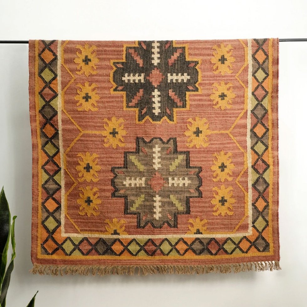 Alfombra kilim roja desteñida de estilo navajo