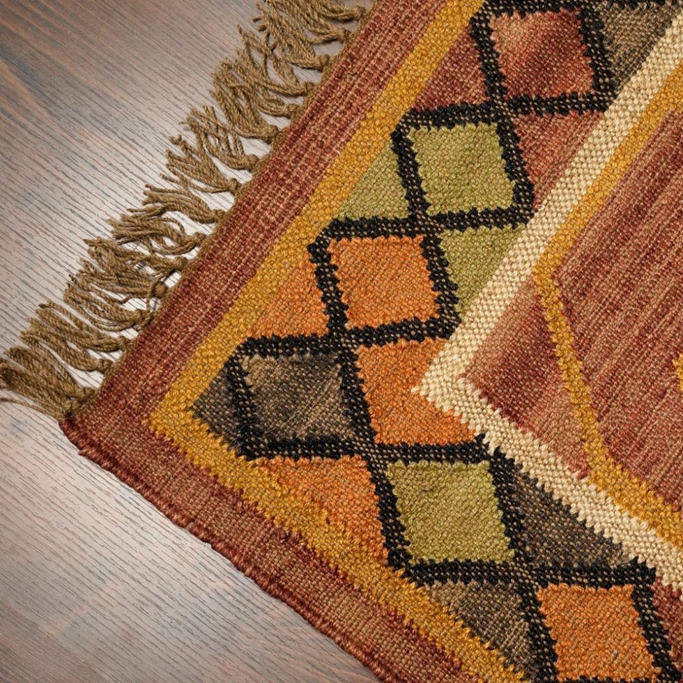Alfombra kilim roja desteñida de estilo navajo
