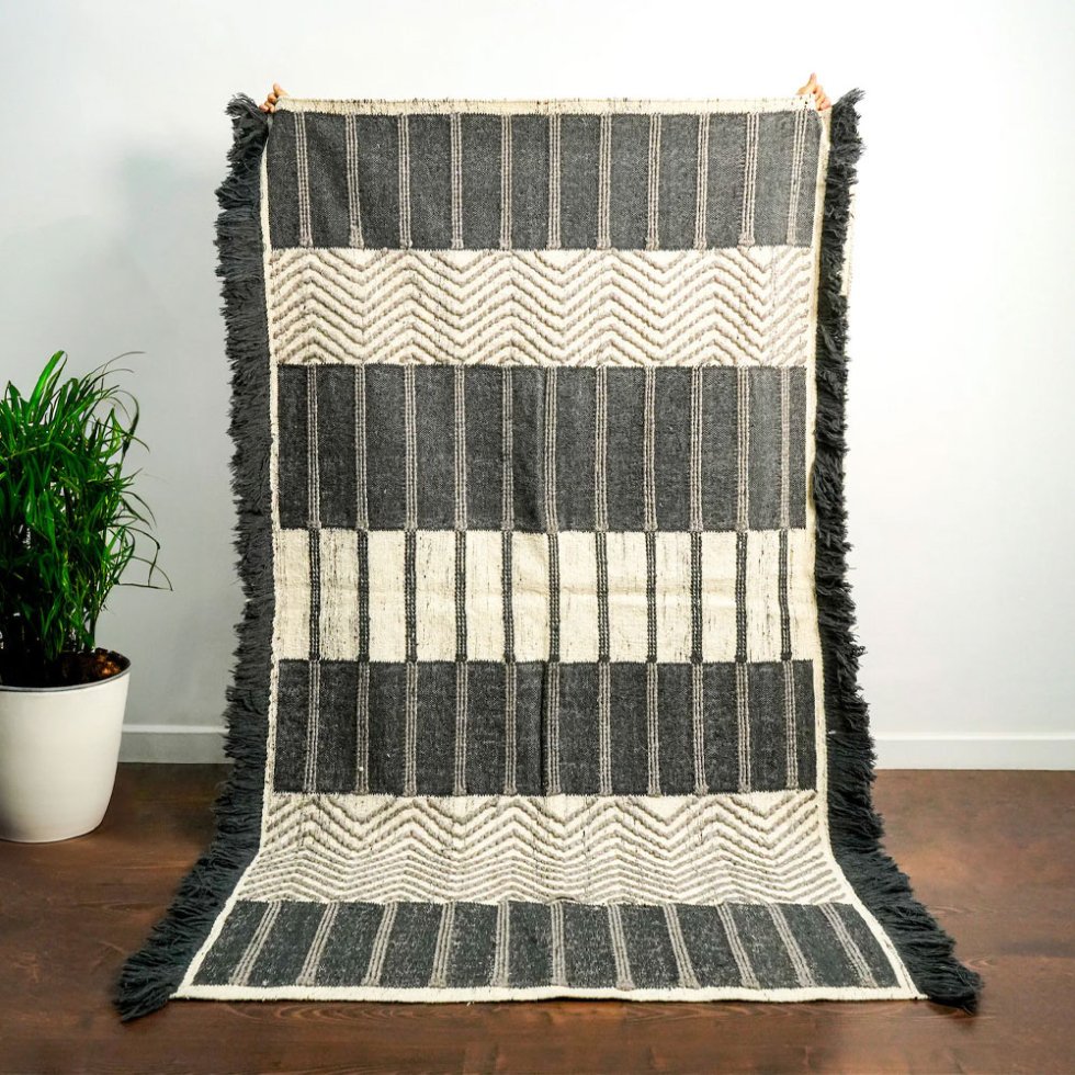 Alfombra kilim blanca y negra de estilo escandinavo
